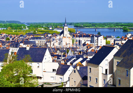 Atemberaubende Aussicht auf tolle kleine Stadt Saumur, Frankreich. Viele weiße und graue Häuser in der Nähe der Loire, bogenförmige Brücke, viele grüne Bäume und Dächer Stockfoto