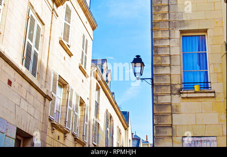 Grande Rue Street in der Innenstadt von einer kleinen Stadt Saumur, Frankreich. Viele weiße Häuser mit Fensterläden, einer Laterne und gelbe Blume pot. Warmen Frühling m Stockfoto