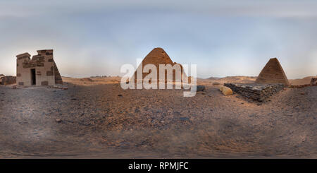 360 Grad Panorama Ansicht von Meroe, Sudan, Februar 10., 2019: 360-Sphärisches Panorama der westlichen Pyramiden von Meroe mit der östlichen Pyramiden im Hintergrund, gebaut von