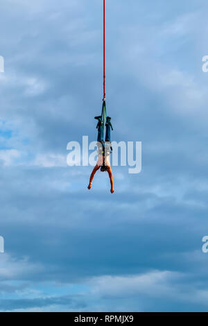 Eine männliche Action Sports Nervenkitzel Bungee Springen von einer Plattform. Stockfoto