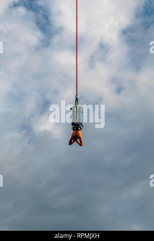 Eine männliche Action Sports Nervenkitzel Bungee Springen von einer Plattform. Stockfoto