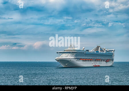 HELSINGBORG, Schweden - 15. Juli 2009: Das luxuriöse Kreuzfahrtschiff Grand Prinsess sitzt aus verankert Ufer in Helsingborg in Schweden. Stockfoto