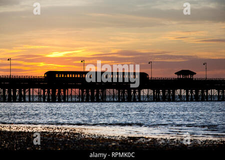 1930 s-bahn auf Ryde Pier in Silhouette gegen Sonnenuntergang, Insel, Eisenbahn, Sandown, Shanklin, UK, England, Isle of Wight, Ryde Stockfoto