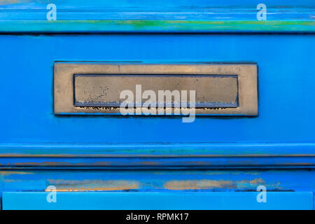 Briefkasten auf einem Vintage blaue Tür in Schoonhoven in den Niederlanden Stockfoto