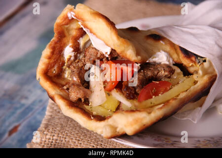 Gyros Pita auf einer Platte Stockfoto