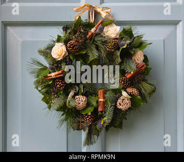 Religion, Feste, Weihnachten, Floral wreath Dekoration an der Tür. Stockfoto