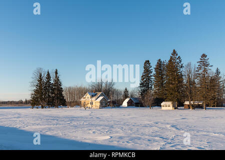 Häuser und Bäume in einem schneebedeckten Feld. Duluth, Minnesota, USA. Stockfoto