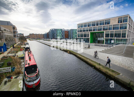 Die neuen Boroughmuir High School mit Blick auf die Union Canal in Edinburgh. Stockfoto