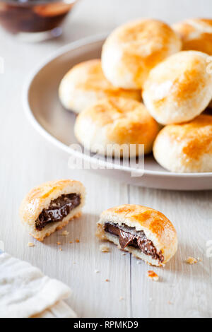 Paar kleine hausgemachte französische Brioche mit Schokolade Stockfoto