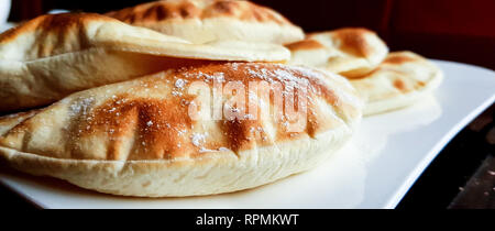 Frisch gebackene Pita-Brot-Brote, eine Art mittelöstliches Fladenbrot. Hausgemachte arabische Küche. Stockfoto