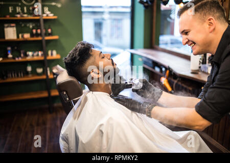 Junger Mann Hipster in Friseur Friseursalon Rasur. Stockfoto