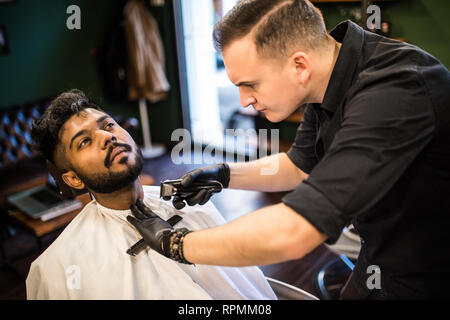 Junger Mann Hipster in Friseur Friseursalon Rasur. Stockfoto