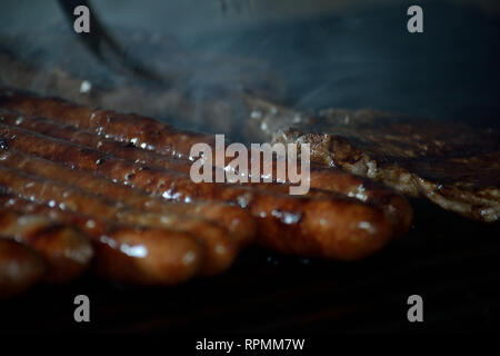 Gegrillte Würstchen. In der Nähe von Wurst auf den Grill. Stockfoto