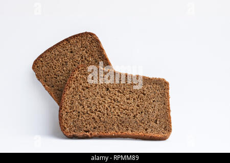 Zwei Scheiben dunkles Roggenbrot. Grobe ungesäuertes Brot. Stockfoto
