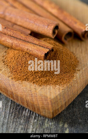 Zimt auf Holz- Oberfläche Stockfoto