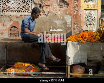 Mann verkauf Girlanden in der Nähe von Temple, Jaipur, Rajasthan, Indien Stockfoto