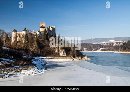 Dunajec Castle in Niedzica, Polen, Czorsztyn See. Winter Blick. Stockfoto