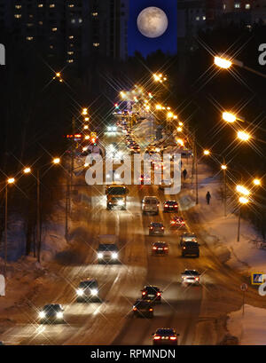 Vollmond über dem Abend Straße der Stadt. Stockfoto