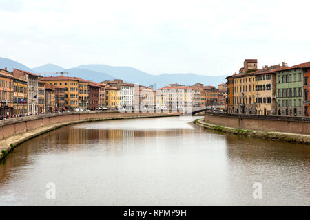 PISA - Häuser am Fluss Arno entlang. Stockfoto