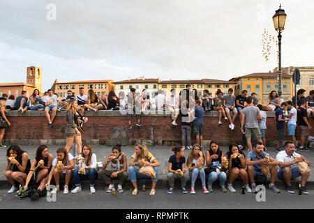 PISA - Am 16. Juni die Luminara Festival zu Ehren des Schutzpatrons San Ranieri statt. In der Nacht Gebäude entlang des Arno Leuchten mit Kerzen. Stockfoto