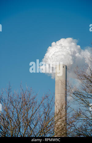 Rauchen Pfeife aus Triebwerk und blauer Himmel Stockfoto