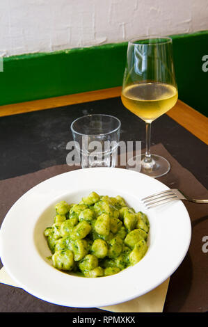 Gnocchi al pesto, eine traditionelle Genueser Rezept, ist eines der Gerichte im Angebot im Il Genovese Restaurant in Genua. Stockfoto