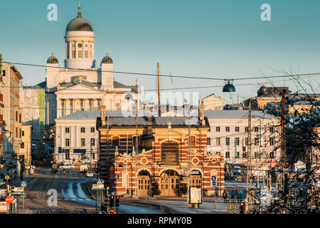 Helsinki, Finnland - 11. Dezember 2016: Blick auf die Kathedrale von Helsinki und der Alten Markthalle Vanha Kauppahalli im sonnigen Wintertag. Dom Sehenswürdigkeiten In N Stockfoto