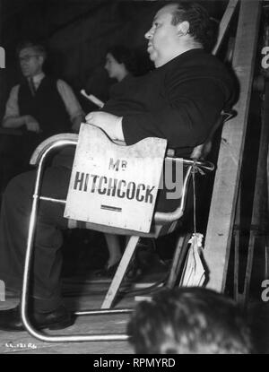 Die dame VERSCHWINDET 1938 Alfred Hitchcock am Set der Dreharbeiten script girl British Film studio Gainsborough Bilder Stockfoto