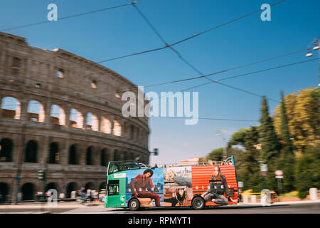 Rom, Italien, 21. Oktober 2018: Kolosseum. Rote Hop on-Hop off-Touristische Bus für Sightseeing in der Straße in der Nähe der Flavischen Amphitheater. Berühmte UNESCO-L Stockfoto