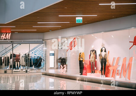 Tiflis, Georgien - 22. November 2018: H&M Hennes & Mauritz Showcase Store Stockfoto