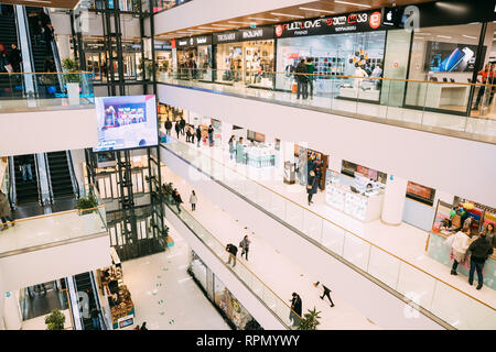 Tiflis, Georgien - 22. November 2018: Leute, Tiflis Galleria Shopping Mall. Stockfoto