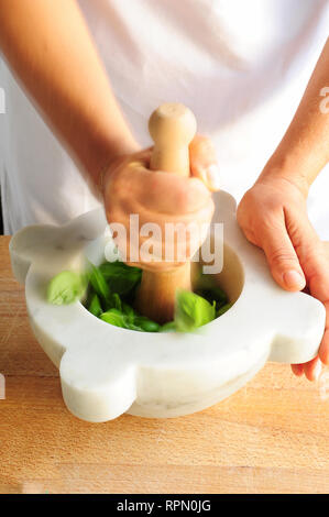 Traditionelle Mörser und Pistill pesto mit frischen DOP-Genueser Basilikum. Stockfoto