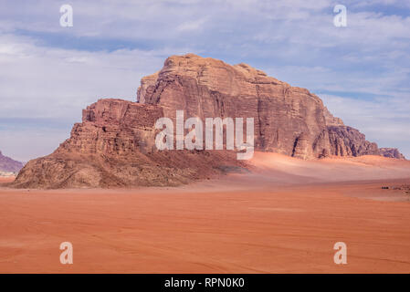 Blick vom Roten Sand Dune im Wadi Rum Tal auch genannt Tal des Mondes in Jordanien Stockfoto