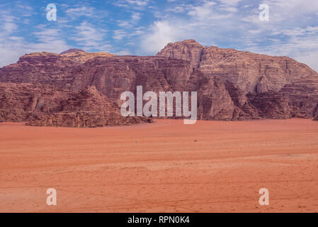 Blick vom Roten Sand Dune im Wadi Rum Tal auch genannt Tal des Mondes in Jordanien Stockfoto