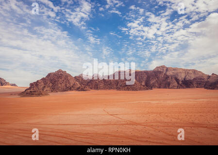 Blick vom Roten Sand Dune im Wadi Rum Tal auch genannt Tal des Mondes in Jordanien Stockfoto