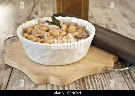 Fagioli bianchi in Insalata con Cipolla con Olio dal Basso Stockfoto