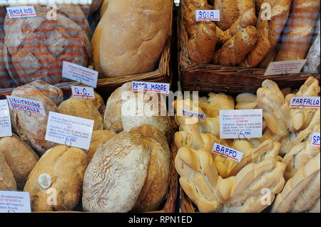 Verschiedene Arten von Brot auf Anzeige im Fenster von Atti Delikatesse Shop im Zentrum von Bologna, Italien Stockfoto