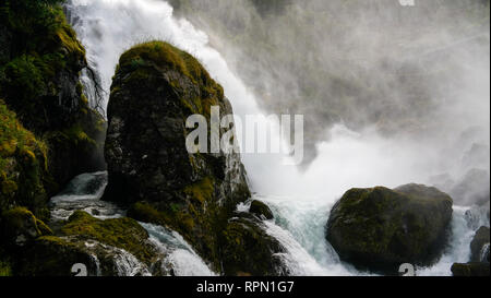 Panoramablick auf Kleivafossen Wasserfall auf Briksdalselva Fluss, Gletscher Briksdalsbreen, Norwegen Stockfoto