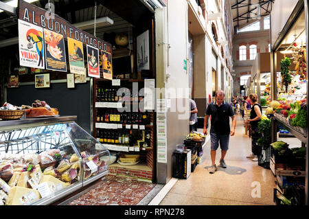 Der überdachte Markt Mercato delle Erbe in Bologna, Italien Stockfoto