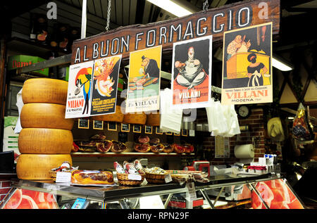 Klassische Poster werden an einem Käseraum im überdachten Markt, dem Mercato delle Erbe, in der Innenstadt von Bologna, Italien, ausgestellt Stockfoto