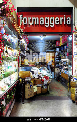 Ein Käseladen im Mercato delle Erbe, einem beliebten überdachten Markt in Bologna, Italien Stockfoto