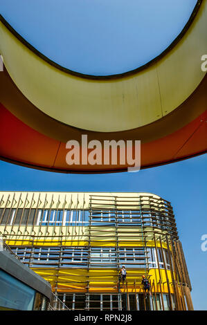 Zwei Arbeitnehmer bei der Arbeit auf einem der Gebäude der neuen Campus WU, WU Wien, Wien, Österreich Stockfoto