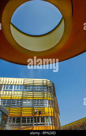 Zwei Arbeitnehmer bei der Arbeit auf einem der Gebäude der neuen Campus WU, WU Wien, Wien, Österreich Stockfoto