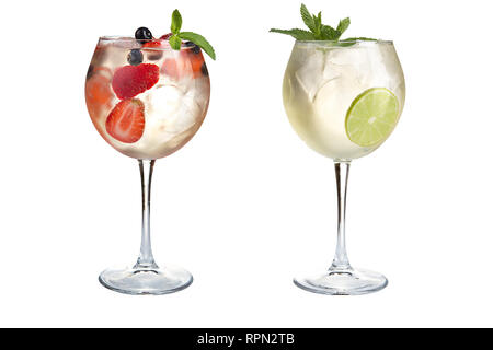 Zwei Cocktails erfrischende mit Minze, Früchte und Beeren auf einem weißen Hintergrund. Cocktails im Glas Kelche. Isoliert. Stockfoto