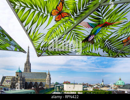 Blick auf den Stephansdom, Wiener Kathedrale, von der Bar auf der Dachterrasse des Lamée Hotel Stockfoto