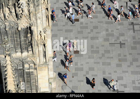 Ansicht von oben von Menschen zu Fuß auf das kürzlich renovierte Pflaster des Platzes der Stephansdom, Wien, Österreich Stockfoto