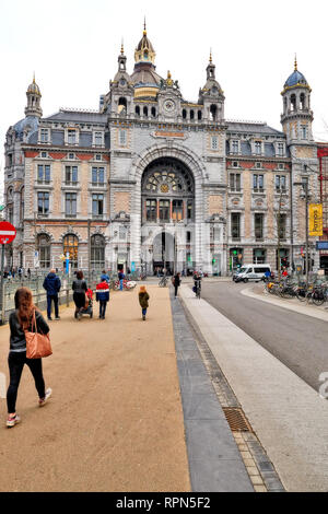 Antwerpen, Belgien - 21. FEBRUAR 2019: die Menschen an der Vorderseite der Seite Eingang der Central Station von Antwerpen, Belgien 2019 Stockfoto