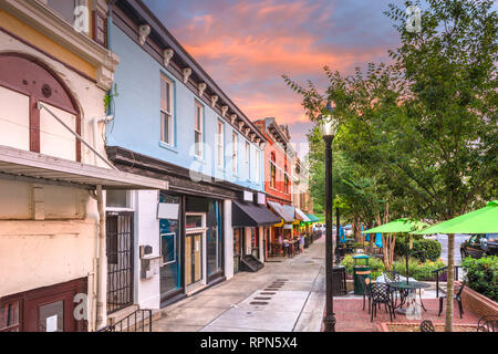 Athens, Georgia, USA historic downtown in der Abenddämmerung. Stockfoto