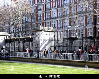 Das britische Museum, Russell Street, London, England. Die Menschen in der Warteschlange für den Eintritt in das Museum Stockfoto