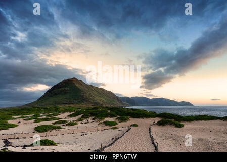 Kaena Point aus der Möwe Wildlife Sanctuary. Die Gegend ist die nordwestliche Punkt auf Oahu, Hawaii. Stockfoto